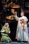 David Jakobs als Quasimodo mit felix Martin als Erzdiakon Frollo