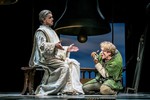 David Jakobs als Quasimodo mit felix Martin als Erzdiakon Frollo